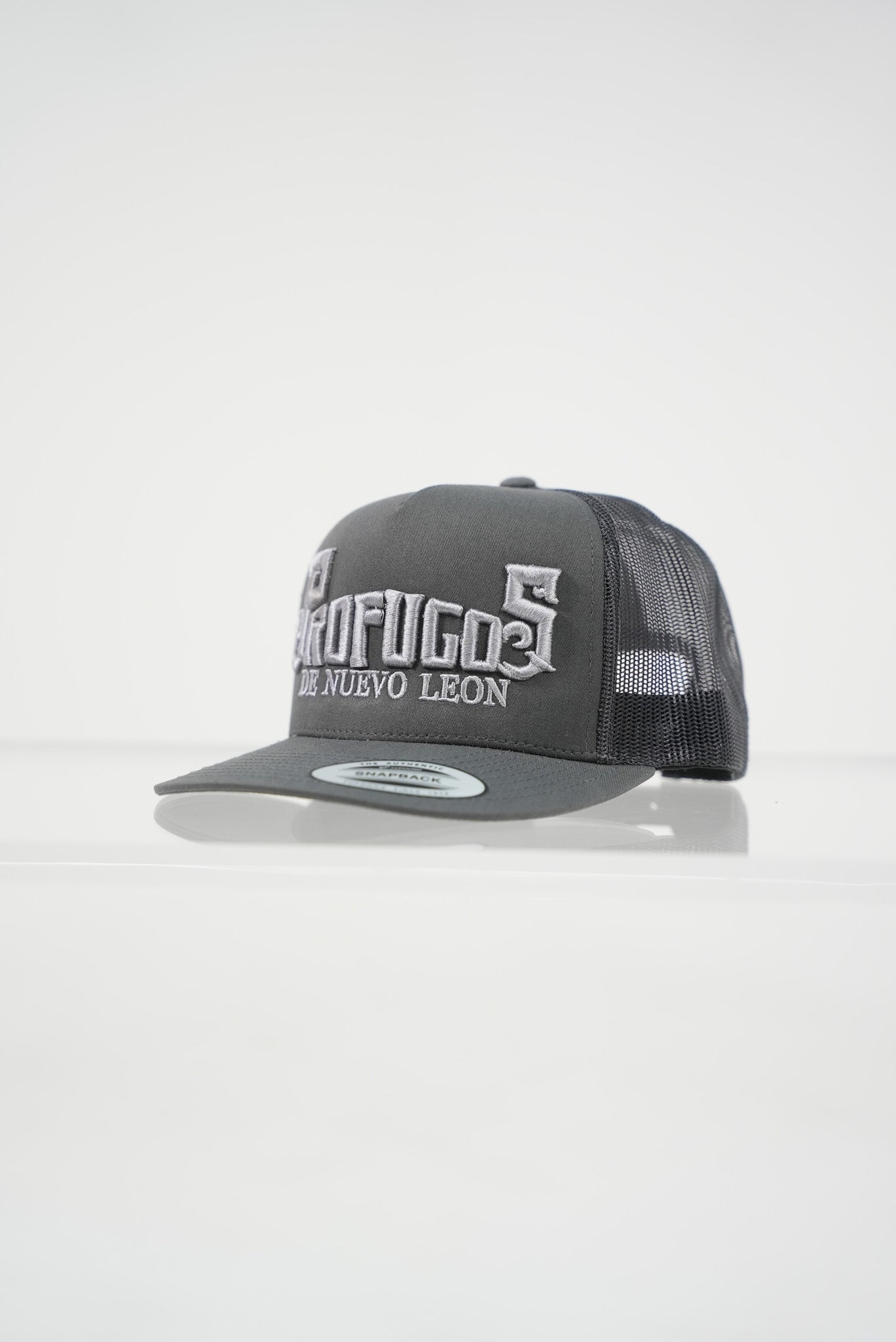 Gorra snapback gris Prófugos