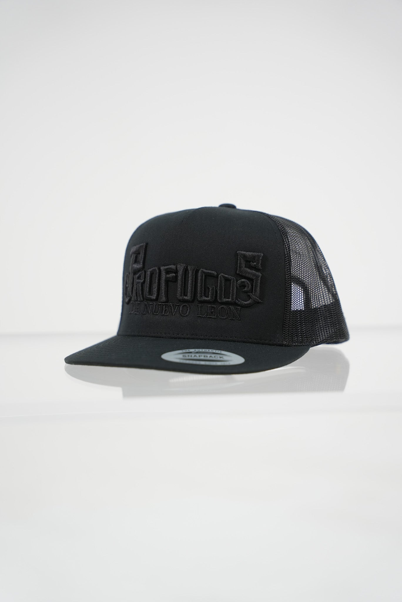 Gorra snapback negra sobre negra Prófugos